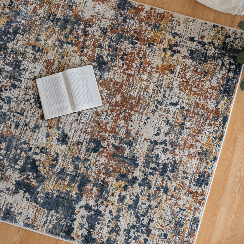 アーティスティックなデザインラグ